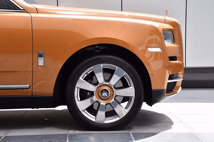 Với Rolls-Royce thì bất cứ cái tên riêng nào cũng có một câu chuyện đằng sau. Tên gọi của màu sơn Tuscan Sun được lấy cảm hứng từ tác phẩm điện ảnh nổi tiếng Under the Tuscan Sun – bộ phim đưa người xem tới xứ Tuscany (Italy) với ánh mặt trời rực rỡ và những chuyện tình lãng mạn.