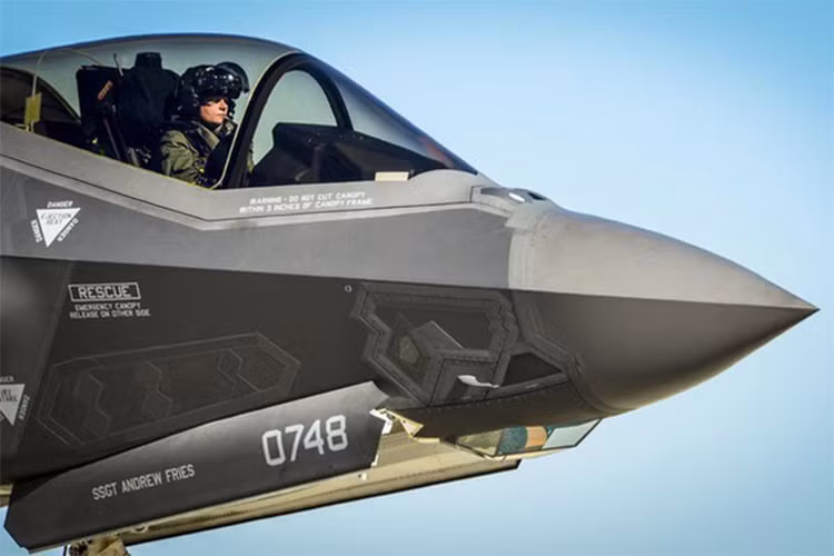 Ngam chiec mu bay gan 10 ty dong cua phi cong F-35 My