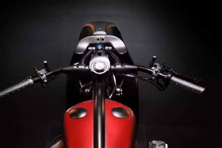 Ghế ngồi mảnh dẻ trên dòng Harley-Davidson Softail nguyên bản cũng được thay thế bằng ghế nhỏ hơn, tay lái được lấy ý tưởng từ xe đạp