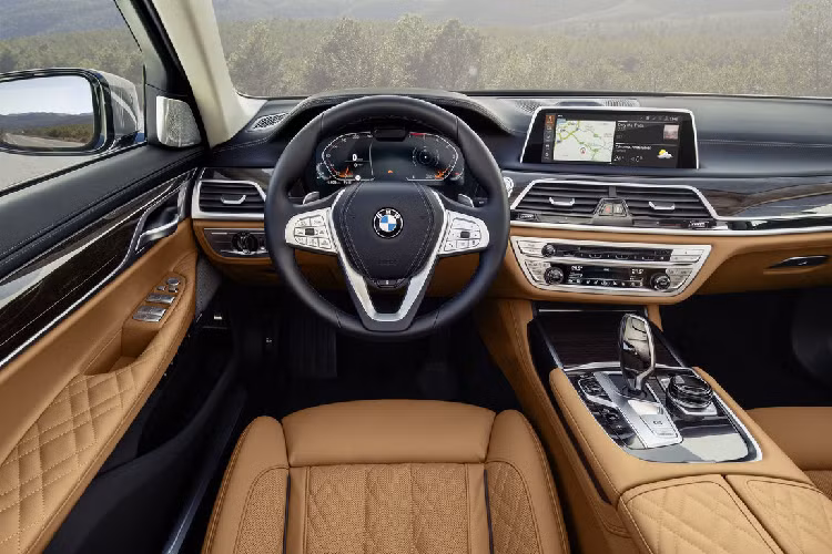 Những sự thay đổi về diện mạo này cũng khiến cho BMW 7-Series 2020 đời mới tăng thêm 22 mm chiều dài tổng thể, để đạt đến mức 5.120 mm ở dạng thân G11 và lên đến 5.260 mm đối với dạng thân G12 với trục cơ sở kéo dài. Tất nhiên, do nền tảng khung gầm giữ nguyên nên thông số chiều dài trục cơ sở cũng không thay đổi.