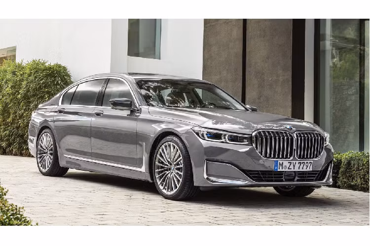 Cấu hình cao cấp nhất M760Li xDrive sử dụng động cơ xăng V12 6.6L được cập nhật bộ xử lý khí thải, vẫn sản sinh được lượng công suất lên đến 577 mã lực và mô men xoắn cực đại 850 Nm, mang đến khả năng tăng tốc từ 0-100 km/h trong 3,8 giây và vận tốc tối đa 305 km/h giới hạn điện tử. Mức giá xe BMW 7-Series 2020 chưa được công bố chính thức.