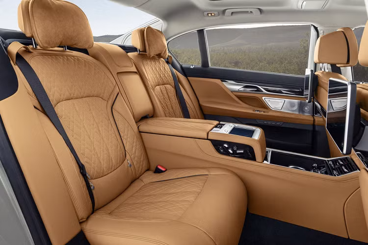 Kể từ mẫu đời 2020 mới nhất này, dòng 7-Series chính thức có thêm lựa chọn động cơ xăng V8 4.4L (công suất 523 mã lực, mô men xoắn cực đại 750 Nm) đang được áp dụng ở dòng 8-Series để trang bị cho các bản cấu hình 750i xDrive và 750Li xDrive.