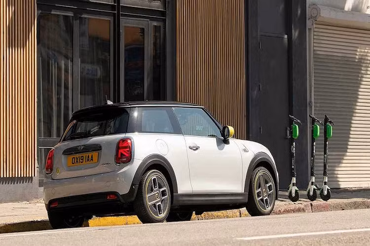 Những thành quả thu được từ MINI E sau đó đã giúp tập đoàn BMW tạo ra chiếc i3, và vòng tuần hoàn đã chính thức khép lại với việc xe MINI Cooper SE mới đến tay các khách hàng trong tương lai gần.
