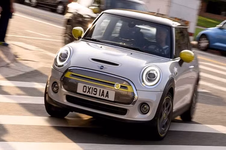 Trước đây, hãng xe ôtô MINI đã từng hé lộ về chiếc xe thông qua phiên bản Electric Concept tại triển lãm Frankfurt 2017 và so với mẫu xe ý tưởng này, Cooper SE chỉ còn giữ lại sự tương đồng ở các chi tiết như bộ mâm 4 cánh bất đối xứng hay "lưới tản nhiệt" đóng kín