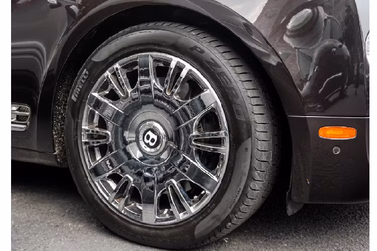 Bộ mâm trên xe đa chấu với thiết kế lạ mắt, khác biệt với những chiếc Mulsanne khác tại Việt Nam thường được trang bị với bộ mâm 5 chấu mạ chrome. Một điều thú vị về bộ mâm này chính là nguyên bản được sơn màu bạc, chủ nhân đã mạ lại toàn bộ 4 mâm xe với nước mạ dày nhằm đảm bảo độ sáng bóng sẽ được giữ trong một thời gian dài.