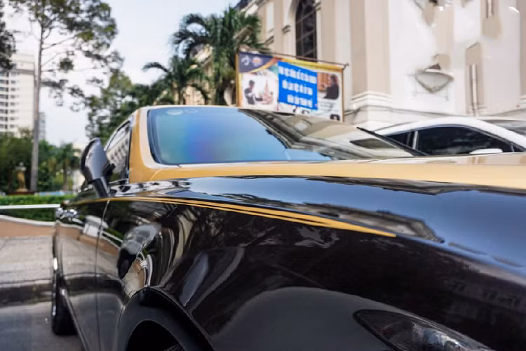 Cụ thể, Mulsanne có chiều dài x rộng x cao là 5.575 x 1.926 x 1.521 mm. Xuất hiện trên thân xe là một đường coachline kép màu vàng mang phong cách của những chiếc Rolls-Royce, dù vậy đường coachline này thực chất chỉ là decal được dán lên một cách vô cùng cẩn thận để đảm bảo một đường coachline thẳng hàng từ đầu đến cuối thân xe.