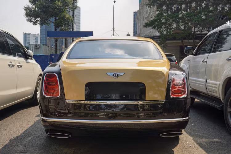 Cụm ống xả kép hình oval và cụm đèn hậu có thiết kế nổi bật tạo nên điểm nhấn cho phần đuôi xe. Ở khoang nội thất, để khẳng định đẳng cấp cho mẫu xe đầu bảng của mình, Bentley đã áp dụng những công nghệ chế tác đỉnh cao nhất của hãng vào thời điểm lên Mulsanne, hãng xe Anh Quốc quyết tâm nâng tầm sự sang trọng lên một tầm cao mới với vô lăng được bọc da và khâu lại một cách tỉ mỉ, những chi tiết gỗ ốp bên trong cũng được chọn lọc kĩ lưỡng.