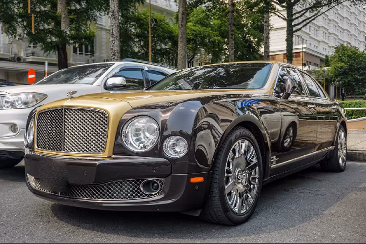 Tuy được xếp hạng cạnh tranh với Phantom nhưng về kích thước Mulsanne chỉ được xếp ngang với Rolls-Royce Ghost, đây có lẽ là điểm yếu lớn nhất của Mulsanne khi so kè với mẫu xe siêu sang đầu bảng nhà Rolls-Royce.
