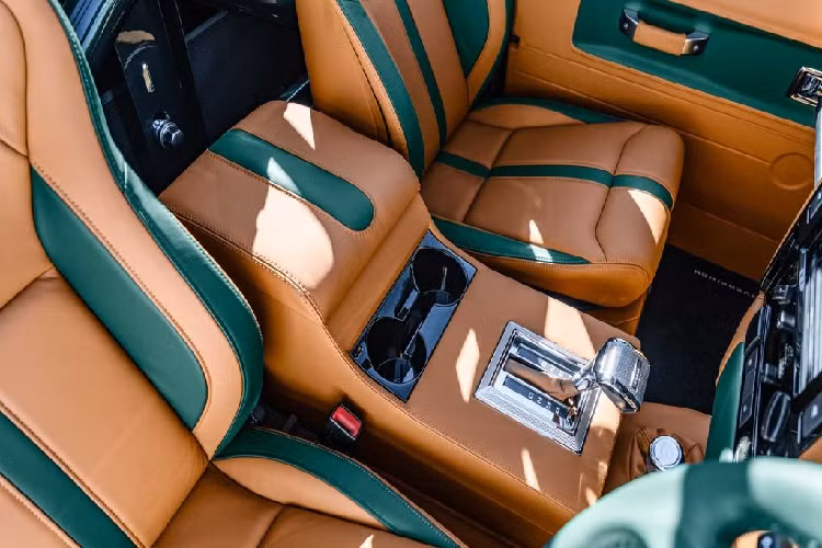 Độc bản Land Rover Defender được nhà sản xuất trang bị bộ mâm hợp kim Apollo với kích thước 18 inch to bản làm nổi bật lên tính mạnh mẽ của xe. Thêm vào đó, dòng chữ logo Overfinch cũng xuất hiện khá nhiều trên các chi tiết như nắp ca-pô, tay nắm cửa, nắp bình nhiên liệu...