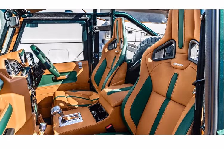 Trao đổi với báo chí, ông Kevin Sloane, CEO kiêm Chủ tịch của Overfinch chia sẻ: " Độc bản Land Rover Defender là một sản phẩm thể hiện sự chế tạo hoàn mỹ và công phu của chúng tôi. Mẫu SUV cổ điển Defender giờ đây đã được lột xác, và trở nên hoàn toàn khác biệt, độc đáo".