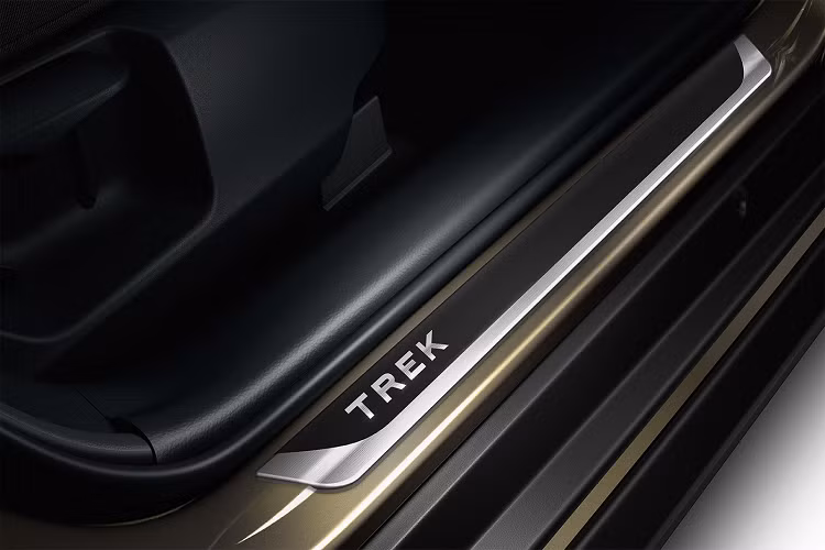 Bên trong nội thất của chiếc xe Toyota 5 cửa mới này có các ghế ngồi 2 tông màu, ốp gỗ trang trí và hệ thống thông tin giải trí với màn hình 7 inch. Xe cũng sở hữu nhiều trang bị an toàn như Hệ thống phòng chống tai nạn với chức năng nhận biết người đi bộ và người đi xe đạp ban ngày/đêm ( Pre-Collision Safety System).