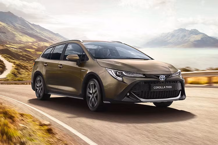 Hãng xe Nhật vừa chính thức công bố phiên bản wagon thể thao của dòng Corolla mang tên Toyota Corolla TREK mới. Đây là mẫu xe 5 cửa thể thao với gầm cao hơn, thiết kế hiện đại hơn, hướng đến những khách hàng có lối sống năng động và đam mê xê dịch. Cụ thể theo lời của hãng, đó là “những người yêu thích lối sống năng động ngoài trời”.