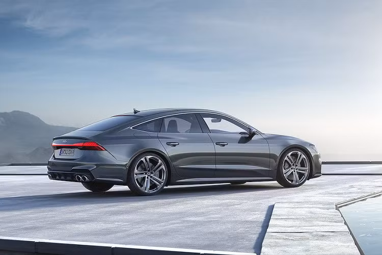 Tương tự với nội thất, S7 Sportback trông vẫn rất sang trọng và được tích hợp đầy đủ các tiện nghi cao cấp. Hàng ghế trước của xe được thay bằng loại ghế thể thao được thêu nổi vân con thoi và logo S trên lưng ghế.
