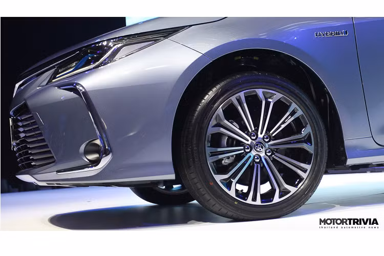 Cụ thể, Altis mới sở hữu kích thước (DxRxC) lần lượt: 4.640 x 1.780 x 1.435 mm. Việc giảm chiều cao là đáng kể so với thế hệ trước giúp Altis mới với có vẻ ngoài năng động hơn. Chiều dài cơ sở vẫn giữ ở mức 2.700 mm và dung tích khoang hành lý 470 lít.