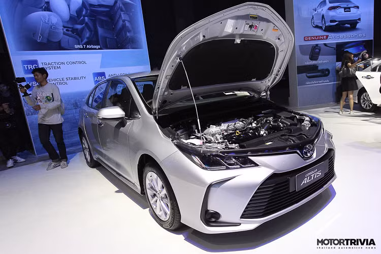 Nội thất Altis thế hệ mới được thiết kế lại hoàn toàn, hiện đại và tiện nghi hơn trước. Ngoài ra, xe còn được trang bị màn hình hỗ trợ lái kỹ thuật số 7 inch và màn hình thông tin giải trí cảm ứng 8 inch hỗ trợ kết nối Apple CarPlay và Android Auto, màn hình hiển thị kính lái lớn.