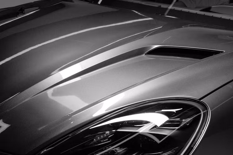 Nếu khách hàng yêu cầu, hãng độ này cũng sẽ “dọn” lại nội thất của chiếc SUV này, từ vô-lăng đến bọc ghế và da ốp nội thất. Theo thông tin từ hãng độ, toàn bộ nội thất mới theo ý của khách hàng sẽ được nâng cấp bởi hãng nội thất Rolf Benz, Đức.