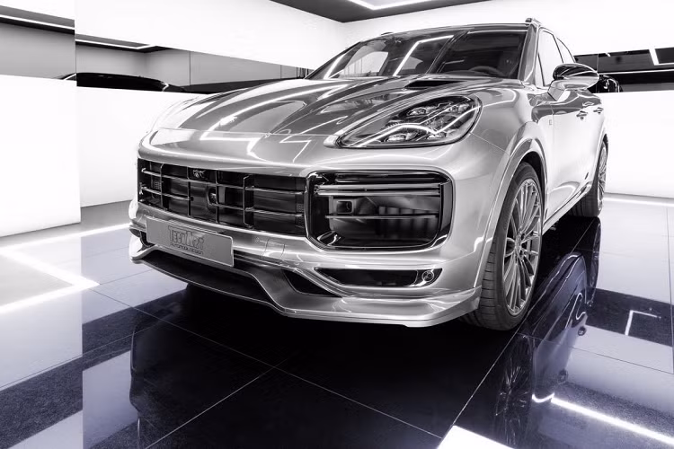Bên ngoài, hãng độ xe TechArt trang bị nhiều miếng ốp được làm bằng sợi carbon ở cản trước, hai bên hông xe và khuếch tán phía sau.