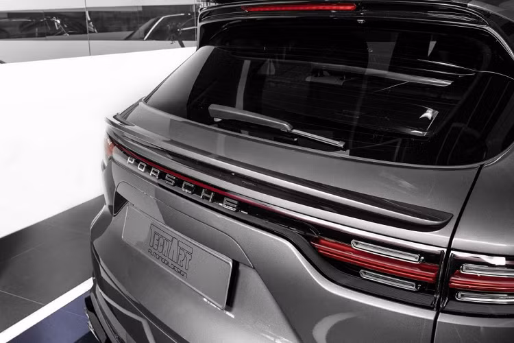 Trước đây, hãng cũng đã sử dụng kiểu ốp này khi ra mắt gói độ dành cho phiên bản Porsche Cayenne Turbo.