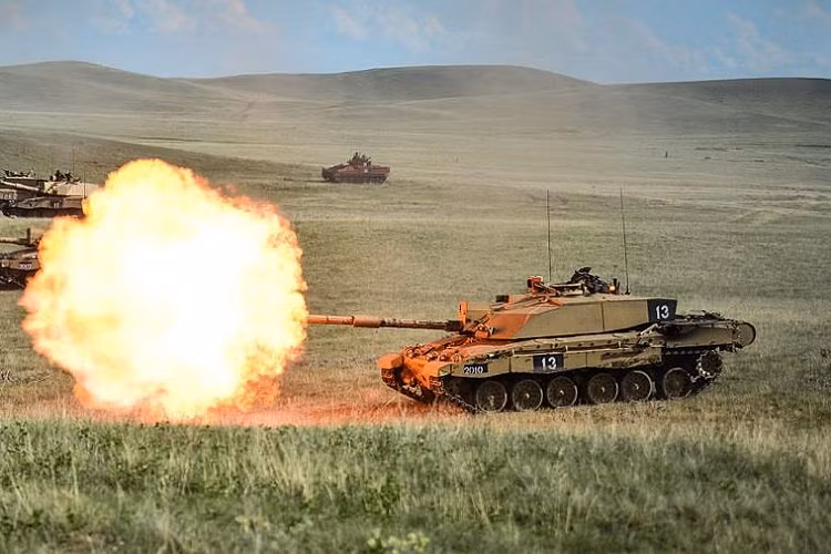 Là dòng xe tăng mới thuộc thế hệ thứ ba, Challenger 2 hiện trong biên chế quân đội Anh và Oman. Xe tăng sử dụng động cơ diesel Perkins CV12-6A V12 dung tích 26.1L, công suất 1.216 mã lực, hộp số 8 cấp, tốc độ tối đa 57 km/h, trọng lượng toàn tải 80 tấn, giá bán 5,08 triệu USD.