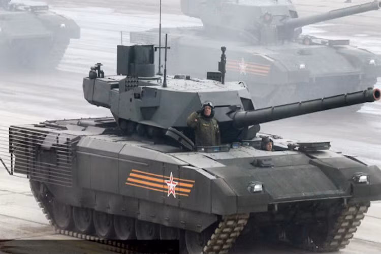 Armata Universal Combat Platform. Mẫu xe tăng tương lai của Nga được trang bị động cơ diesel ChTZ 12H360, công suất trên 1.500 mã lực, hộp số tự động 16 cấp, trọng lượng 48 tấn, tốc độ hành trình lên tới 90 km/h – nhanh nhất trong số các mẫu xe tăng hiện nay.