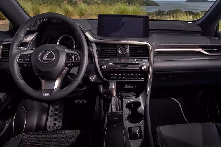 Từ model 2020, RX 350 đã hỗ trợ Android Auto, màn hình cảm ứng 8 inch là trang bị tiêu chuẩn, thêm tùy chọn màn hình 12,3 inch. Lexus cũng bổ sung thêm hai cổng USB, nâng tổng số lên 6 USB.
