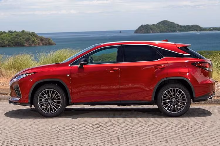 Bản hybrid Lexus RX 450h có giá khởi điểm đắt hơn, từ 47.775 USD. Hãng xe Nhật đã bắt đầu sản xuất Lexus RX 350 2020, dự kiến xe sẽ có mặt tại đại lý Mỹ cuối năm nay.