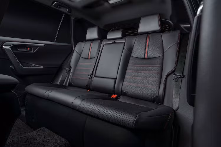 Cũng giống như gói Weather &amp; Moonroof bên ngoài bản SE, bản XSE cũng sở hữu gói trang bị tuỳ chọn Premium với nhiều trang bị tiện nghi như ghế trước có chức năng thông gió, cửa sổ trời toàn cảnh, hàng ghế sau và vô-lăng có sưởi, ghế hành khách chỉnh điện, hệ thống âm thanh cao cấp JBL...