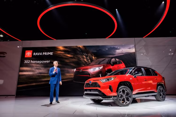 Toyota RAV4 Prime 2021 sẽ được phân phối ra thị trường với 2 phiên bản SE và XSE. Đối với phiên bản SE, xe có lưới tản nhiệt mới, cánh gió phía sau theo đặc trưng khí động học cùng các chi tiết điểm nhấn sơn đen và bánh xe hợp kim 18 inch.