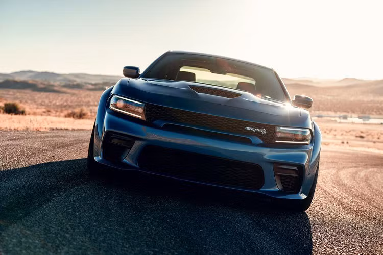 Dodge Charger SRT Hellcat 2020 mới có thể tăng tốc 0-100 km/h chỉ trong 3,6 giây, tốc độ tối đa 315 km/h. Xe trang bị bộ mâm 20 x 11 inch sử dụng lốp Pirelli 305/35ZR20 rộng hơn giúp tăng cường độ bám đường và khả xử lý tốt hơn.