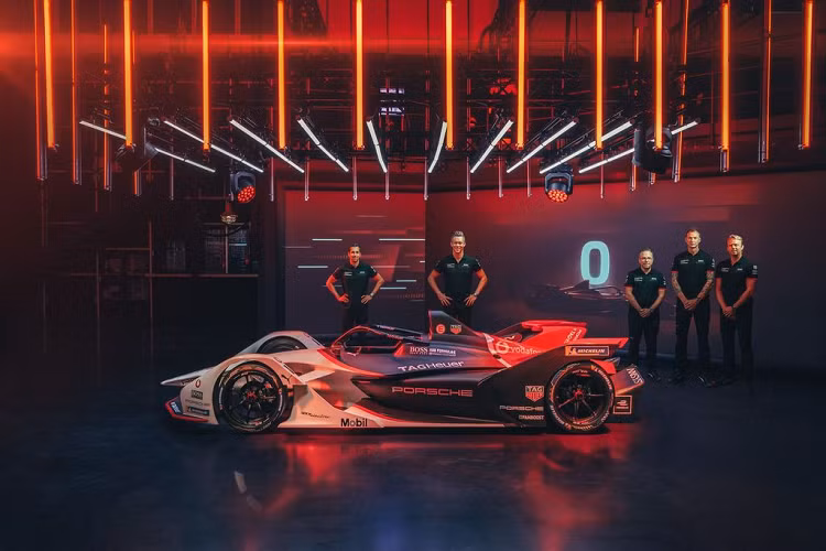 Cuối cùng, theo dự kiến, Porsche sẽ sớm ra mắt mẫu xe đua thực thụ 99X Electric, sẽ tranh tài tại Giải Vô địch ABB FIA Công thức E 2019/2020. Phía công ty cũng đặt niềm tin và kỳ vọng đây sẽ là một cỗ máy với “nền tảng tiên tiến để phát triển các mẫu xe Porsche chạy điện trong tương lai.”