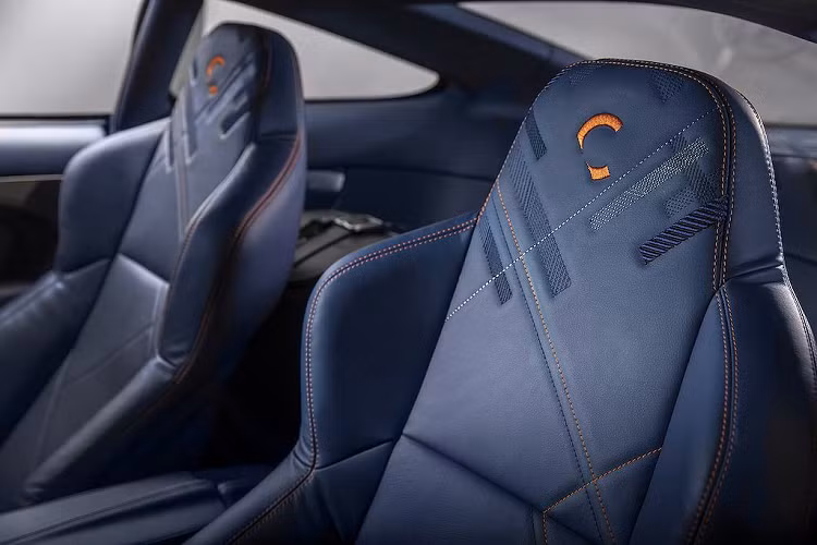 Có lẽ những thay đổi triệt để nhất của Vanquish 25 nằm bên trong cabin: Callum đã thay thế phần trung tâm của bảng điều khiển bằng một tấm ốp sợi carbon và hệ thống thông tin giải trí màn hình 8 inch tích hợp Apple CarPlay và Android Auto. Cụm đồng hồ cũng có mặt số mới, được thiết kế bởi nhà sản xuất đồng hồ xa xỉ Bremont, và hãng này cũng cung cấp một chiếc đồng hồ bỏ túi cơ có thể tháo rời, nằm giữa các lỗ thoát điều hoà trung tâm.