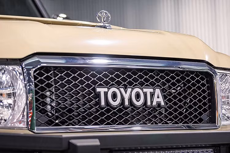 Logo Toyota to bản mở mặt ca-lăng và logo nổi ở đầu xe. Tất cả đã tạo nên 1 diện mạo hầm hố và khoẻ khoắn cho toàn bộ ngoại thất của xe. Công bằng mà nói, bản độ Toyota Land Cruiser Supertourer giống như một "chiến binh" Off-Road thực sự.