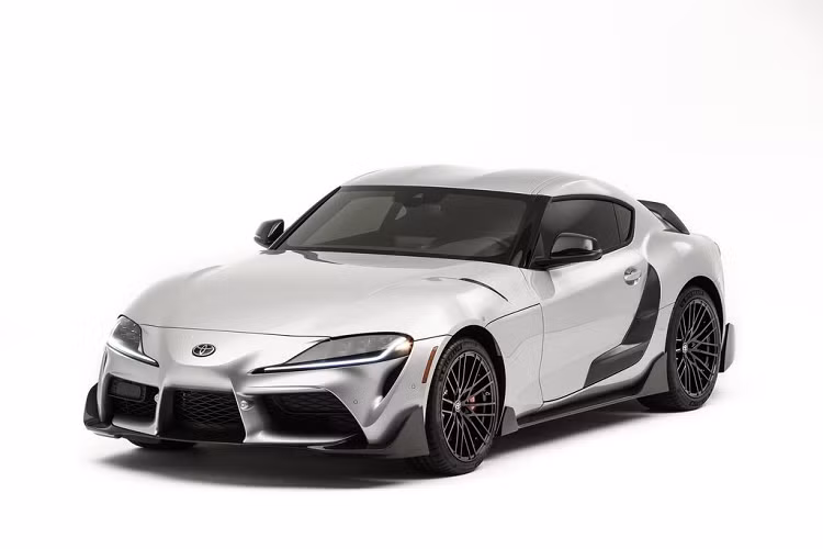 Cuối cùng nhưng không kém phần quan trọng chính là mẫu ý tưởng GR Supra Performance Line – 1 sản phẩm của đội ngũ Chuyên Chỉnh sửa và Phát triển của hãng xe ôtô Toyota (TCD), mang trên bình bộ body kit bằng sợi carbon.