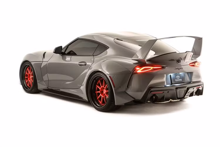 Ngoài ra, điểm đặc biệt của bản độ Toyota Supra mới này là sự xuất hiện của 1 chất liệu điển hình trên những mẫu xe đua – sợi carbon, xuất hiện trên tấm trần thay thế cho vật liệu thép. Về màu sắc, nhà độ đã tinh tế lựa chọn màu Xám Xi măng (Cement Grey), kết hợp cùng màu đỏ của vành xe trông cực nổi bật. Mâm trước và sau của xe có kích thước khác nhau, lần lượt là 10x20-inch và 12x20-inch, bọc trong bộ lốp Continental ExtremeContact Sport 285/30 và 335/25.