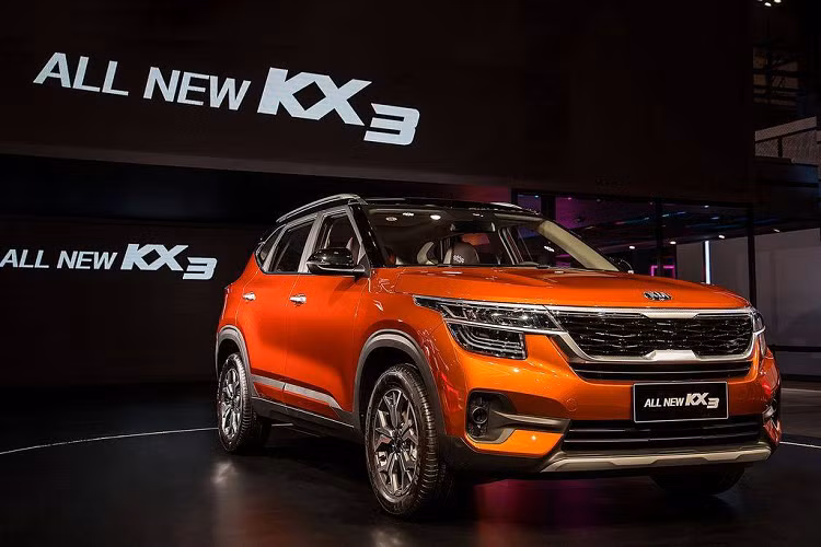 Được biết đến với cái tên Seltos tại các thị trường khác, mẫu crossover thể thao cỡ nhỏ Kia KX3 2020 mới này đã xuất hiện cùng một vài nâng cấp nhỏ ở phần trước và sau trong khi vẫn giữ nguyên thiết kế nội thất với màn hình thông tin giải trí cảm ứng 10.25-inch và hệ thống âm thanh – ánh sáng theo tâm trạng người lái.