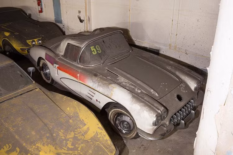 Heller cho biết công tác phục hồi những chiếc xe cổ Chevrolet Corvette này tốn khá nhiều công sức do chúng đã nằm im và phủ bụi trong một thời gian dài.