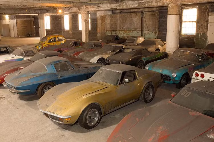 Sau 25 năm ẩn mình dưới lớp bụi dày, bộ sưu tập xe cổ Chevrolet Corvette sẽ có cơ hội quay lại thị trường thông qua các buổi đấu giá trực tuyến nhằm gây quỹ từ thiện, diễn ra từ nay cho tới ngày 30/4 năm sau.