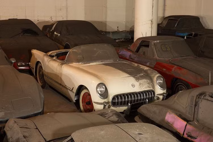 Bộ sưu tập này gồm 36 chiếc Chevrolet Corvette hàng hiếm được sản xuất từ năm 1953 đến 1989, mỗi năm một chiếc.