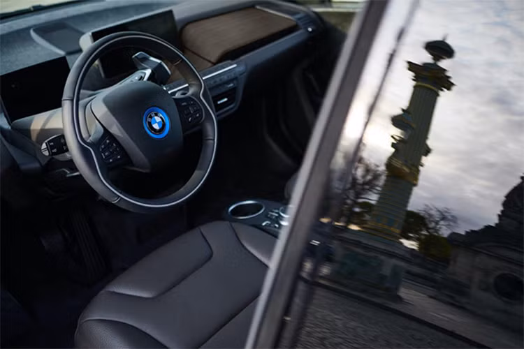 Khoang lái i3s Edition RoadStyle nổi bật với da Dalbergia Brown, gỗ sồi đen cao cấp, tựa đầu thêu chữ Edition RoadStyle.