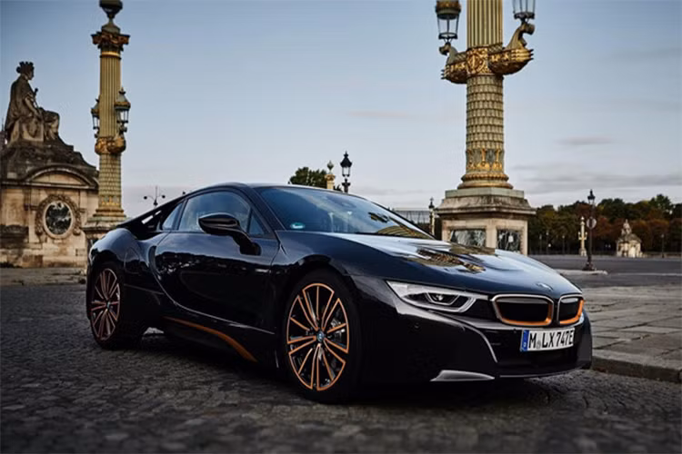 Cả bản i8 Coupe và mui trần Convertible đều mang màu sơn kim loại xám Sophisto Grey với chi tiết trang trí E-Copper, cùng bộ mâm hợp kim nhẹ 20 inch đặc trưng dòng BMW i. Kẹp phanh đen bóng dán nhãn BMW i.