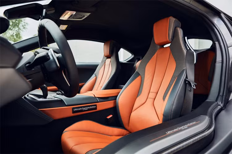Bệ cửa có dòng chữ “Ultimate Sophisto Edition”, số thứ tự của xe được đính vào cabin. Nội thất được trang trí theo chủ đề E-Copper.