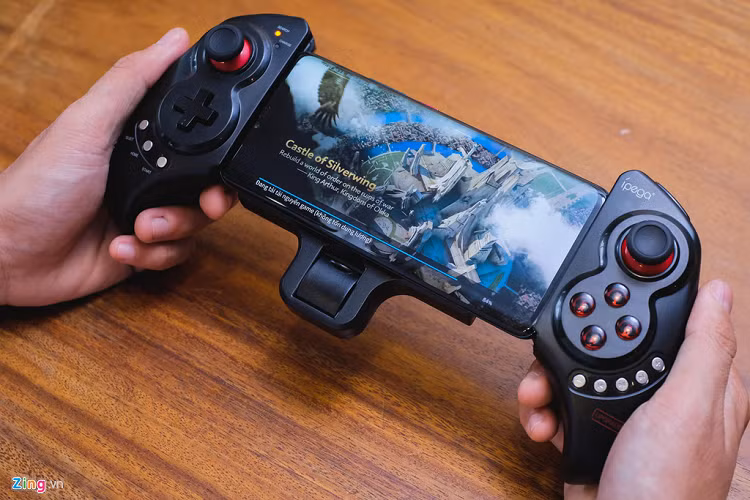 Layout phím bấm của PG-9023S tương tự các mẫu tay cầm của xBox. Bên cạnh đó, hãng bổ sung thêm một số phím multimedia giúp người chơi có thể tăng giảm âm lượng, chuyển bài hát... 