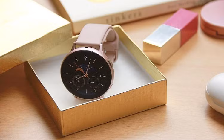 Điểm khác biệt về thiết kế lần này chính là vòng bezel vật lý đã được thay thế bằng vòng bezel cảm ứng hiện đại. Người dùng có thể thao tác cuộn trực tiếp ngay trên màn hình smartwatch với vòng bezel cảm ứng. Bên cạnh phiên bản màu đen truyền thống, Watch Active2 còn có phiên bản vàng hồng (rosegold) cực kỳ cuốn hút. Với thiết kế tinh giản nhưng không kém phần sang chảnh, Watch Active2 không chỉ là một thiết bị theo dõi thể thao mà còn là một món phụ kiện thời trang.
