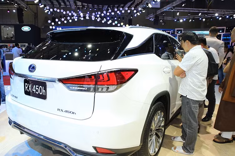 Không gian cabin của RX 450h 2020 không có sự thay đổi nào về thiết kế so với "người tiền nhiệm". Lexus chỉ mang tới sự nâng cấp về màn hình trung tâm dạng cảm ứng thay vì touchpad điều khiển như đời cũ lên mẫu xe này. Và tất nhiên, màn hình giải trí trung tâm của RX 450h 2020 cũng sẽ được tích hợp các công nghệ kết nối điện thoại thông minh như Apple CarPlay hay Android Auto...