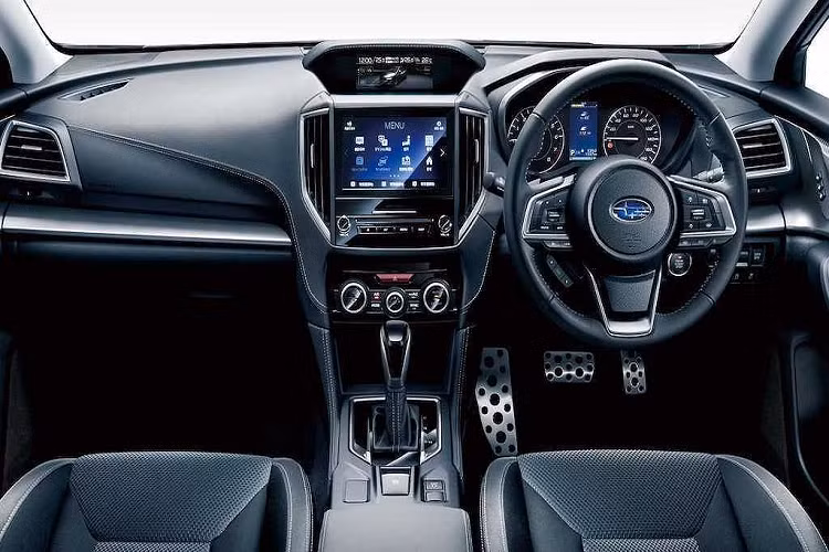 Được bán với cả phiên bản sedan lẫn hatchback 5 cửa, thay đổi thiết kế đáng nói nhất của Impreza 2020 nằm ở phần đầu xe. Trong đó, phần cản trước được thiết kế đơn giản hơn với một khe hút gió chạy ngang chiều rộng được bo góc bởi các nẹp mạ crôm hình chữ L, phía trên là lưới tản nhiệt thanh mảnh hơn.