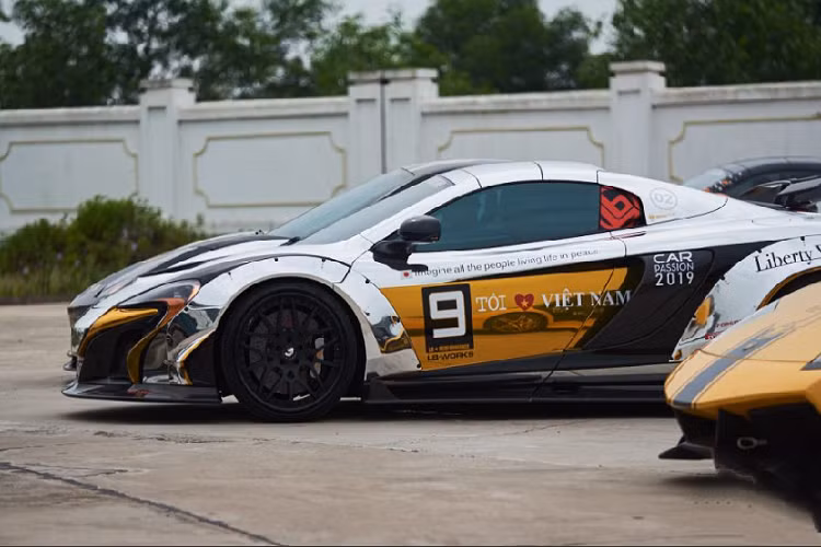 Giống với chiếc Ferrari 488 GTB Liberty Walk, chiếc 650S Spider này cũng ít khi được chủ nhân mang xuống phố. Tuy nhiên, điều đó không thể ngăn cản việc chiếc xe góp mặt tại hành trình Car Passion vừa qua. Không kém cạnh những chiếc siêu xe khác trong đoàn, chiếc xe đã thu hút không ít sự chú ý từ phía người hâm một, một phần là do gói độ độc đáo, một phần là do màu decal bắt mắt của xe.