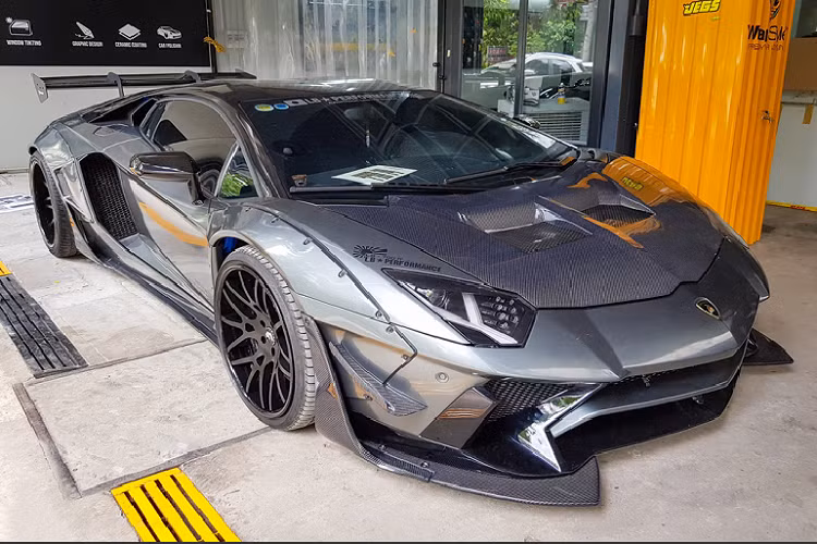 Với việc chiếc siêu xe độ Liberty Walk thứ năm sẽ xuất hiện tại Việt Nam trong thời gian tới, hãy cùng nhìn lại bốn chiếc siêu xe đình đám từng được chủ nhân nâng cấp với gói độ đến từ hãng độ xe Nhật Bản này.
