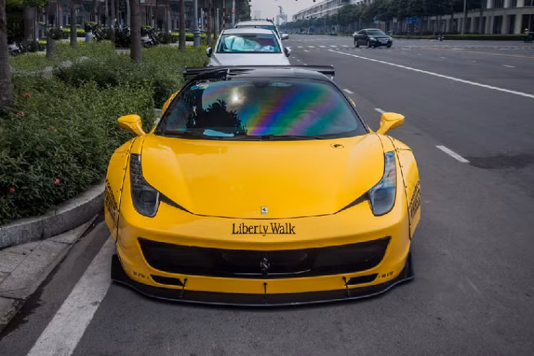  Ferrari 458 Itali là mẫu xe đi đầu trong việc mang phong trào độ Liberty Walk về với Việt Nam. Chiếc Ferrari 458 Italia màu vàng này được hoàn thiện vào giữa năm 2017 và được đội ngũ chuyên nghiệp của Liberty Walk sang tận nơi để thực hiện, trong đó có cả CEO Kato Wataru, người sáng lập nên hãng độ này. 