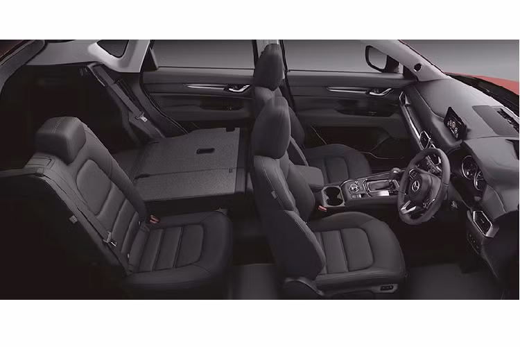 Bước vào bên trong Mazda CX-5 2019 tại Thái Lan, người dùng được chào đón bằng không gian nội thất mang triết lý thiết kế tối giản "Less is More". Triết lý thiết kế này tập trung vào sự đơn giản nhưng đẹp ở từng chi tiết. Từ phím chỉnh điều hòa, các nút điều khiển đến cụm điều khiển trung tâm, tất cả đều được cải tiến thiết kế sao cho tạo cảm giác cao cấp hơn.