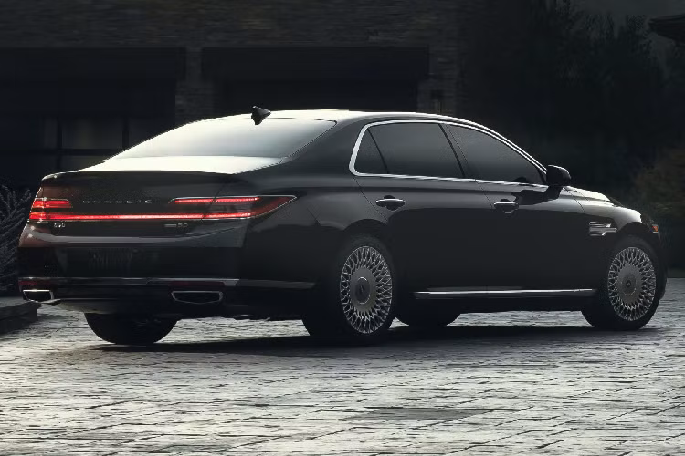 Phần đầu G90 facelift trông ấn tượng hơn với cụm lưới tản nhiệt đã được mở rộng hơn trước, nó “tràn” đến gần sát cản trước, cụm đèn pha được bố trí thêm một dải đèn LED kéo dài gần đến phần chắn bùn ở phía trước, nắp ca-pô được thiết kế dập nổi với các đường gân kéo dài bắt đầu từ dưới cùng của kính chắn gió và kết thúc ở biểu tượng Genesis.